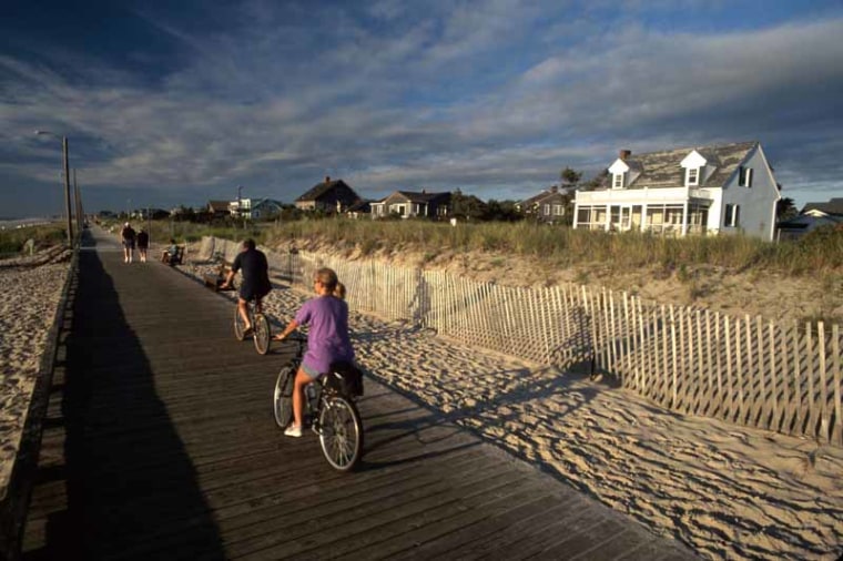 AF8K74 Delaware Rehoboth Beach boardwalk bikers bicycles beach rental cottages